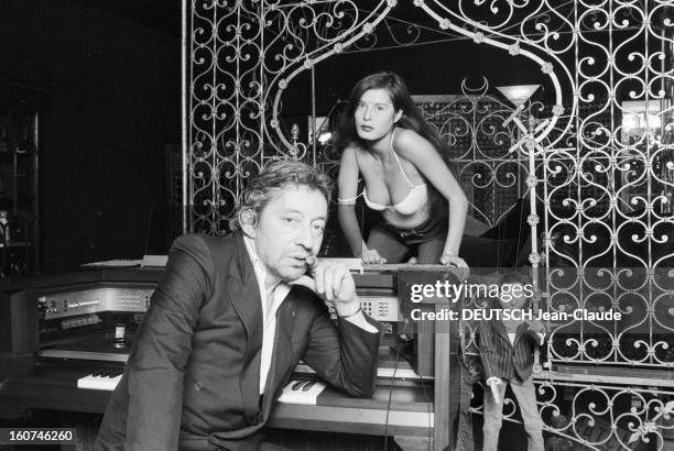 Serge Gainsbourg And Bamboo. Paris- 14 octobre 1981- Rendez-vous avec Serge GAINSBOURG, assis devant un piano orgue, et sa nouvelle compagne BAMBOU ,...