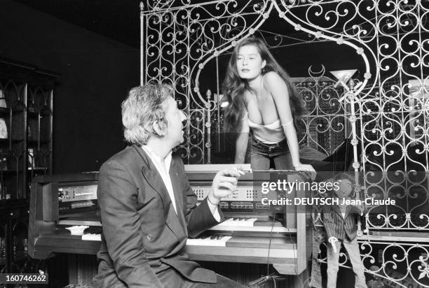 Serge Gainsbourg And Bamboo. Paris- 14 octobre 1981- Rendez-vous avec Serge GAINSBOURG, assis devant un piano orgue, et sa nouvelle compagne BAMBOU ,...