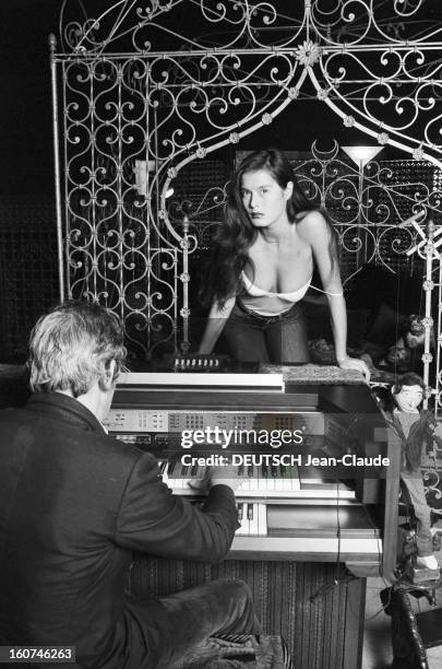 Serge Gainsbourg And Bamboo. Paris- 14 octobre 1981- Rendez-vous avec Serge GAINSBOURG, assis devant un piano orgue, et sa nouvelle compagne BAMBOU ,...