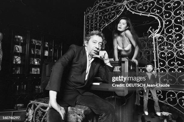 Serge Gainsbourg And Bamboo. Paris- 14 octobre 1981- Rendez-vous avec Serge GAINSBOURG, assis devant un piano orgue, et sa nouvelle compagne BAMBOU ,...