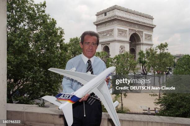 Jean-luc Lagardere And The Scale Model Of The Airbus A380. En France, à Paris, le 6 juillet 2000. Le patron d'Aerospatiale-Matra, Jean-Luc LAGARDERE...