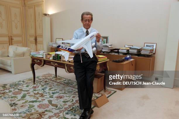Jean-luc Lagardere And The Scale Model Of The Airbus A380. En France, à Paris, le 6 juillet 2000. Le patron d'Aerospatiale-Matra, Jean-Luc LAGARDERE...