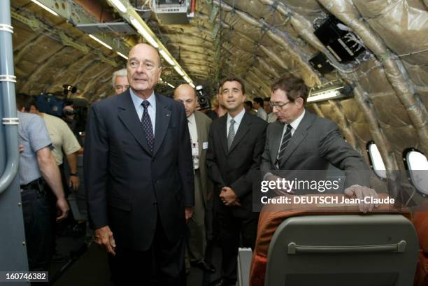 The Paris Air Show 2003. Salon de l'aéronautique au Bourget : Jacques CHIRAC, Arnaud LAGARDERE et Noël FORGEARD visitant l'Airbus A340-600 en cours...