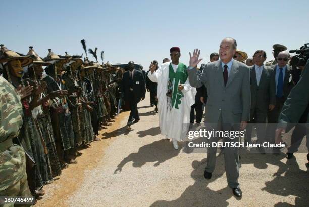 Official Visit Of Jacques Chirac In Niger. Jacques CHIRAC à son arrivée à Tahoua au NIGER marchant devant le président Mamadou TANDJA, tous deux...