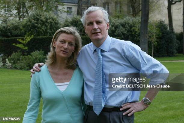 Michel Barnier New Minister Of Foreign Affairs. Plan de face de Michel BARNIER et son épouse Isabelle posant dans les jardins du Ministère des...