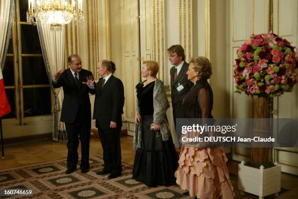 Vladimir Putin Visit In France. Visite d'état de Vladimir POUTINE en FRANCE : Jacques CHIRAC discutant avec le président russe aux côtés de Ludmila...