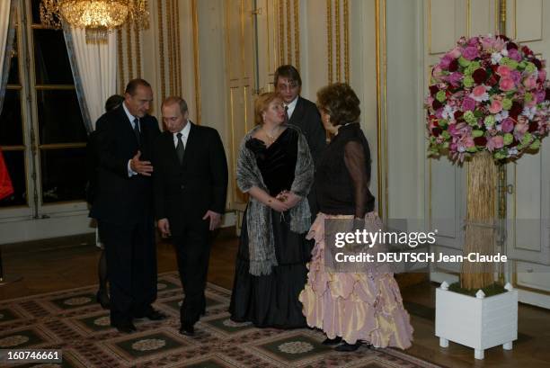 Vladimir Putin Visit In France. Visite d'état de Vladimir POUTINE en FRANCE : Jacques CHIRAC discutant avec le président russe tandis que son épouse...