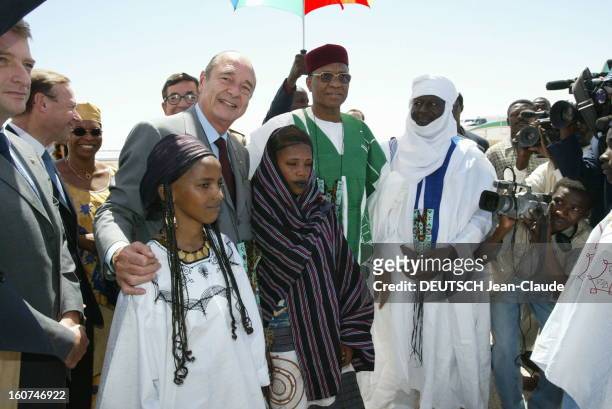 Official Visit Of Jacques Chirac In Niger. Jacques CHIRAC à son arrivée à Tahoua au NIGER posant avec le président Mamadou TANDJA et deux fillettes.