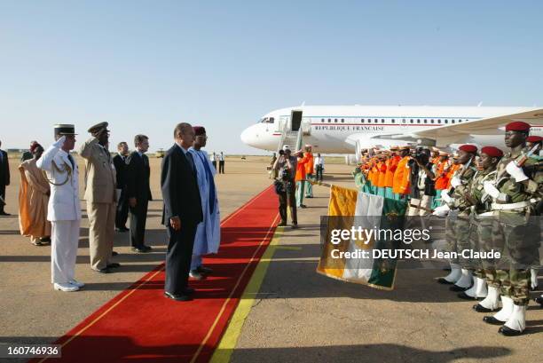 Official Visit Of Jacques Chirac In Niger. Jacques CHIRAC de profil aux côtés du président Mamadou TANDJA lors d'une cérémonie à l'aéroport de Niamey...