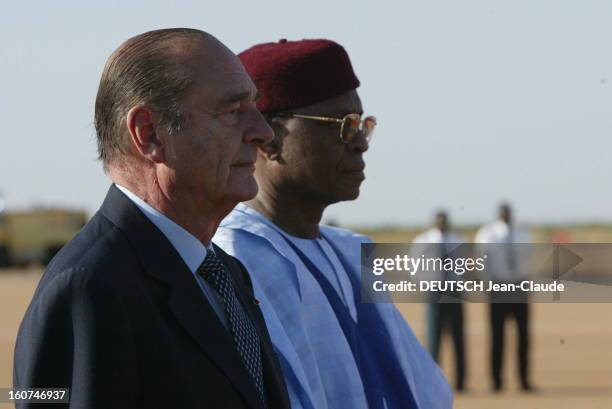 Official Visit Of Jacques Chirac In Niger. Jacques CHIRAC de profil aux côtés du président Mamadou TANDJA lors d'une cérémonie à l'aéroport de Niamey...