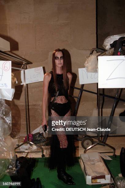 Dior By John Galliano - Couture Collection Fall Winter 1999-2000. Le 19 juillet 1999, dans la cadre de la présentation de la Collection haute couture...
