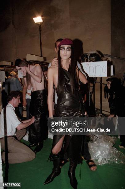 Dior By John Galliano - Couture Collection Fall Winter 1999-2000. Le 19 juillet 1999, dans la cadre de la présentation de la Collection haute couture...