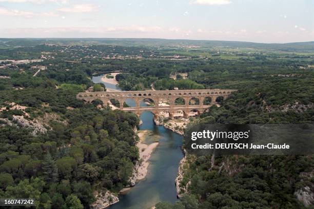 Le Pont Du Gard Lighted By American Artist James Turrell. L'artiste américain James TURRELL, utilise la lumière comme matériau pour ses oeuvres, en...