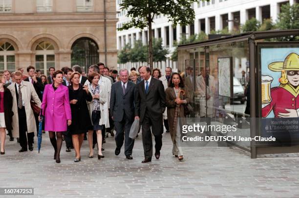 Laurent Fabius And His Staff. En France, à Paris, le 12 juillet 2000. Laurent FABIUS ministre de l'Économie et des finances avec ses collaborateurs....