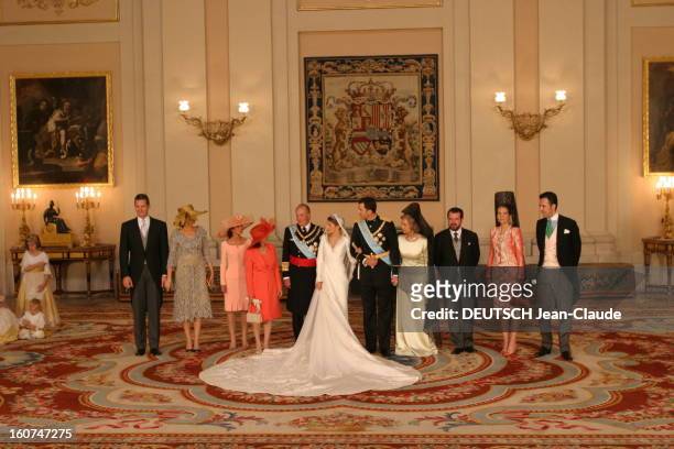 The Marriage Of Prince Felipe Of Spain. Le mariage du prince FELIPE et de Letizia ORTIZ : les jeunes mariés posant dans un salon du palais du Pardo à...