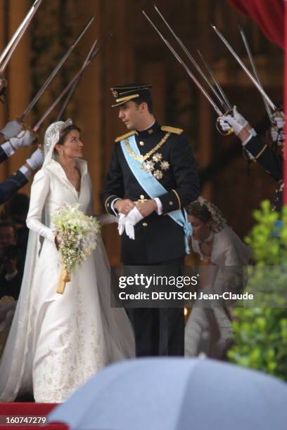 The Marriage Of Prince Felipe Of Spain. Le mariage du prince FELIPE et de Letizia ORTIZ : le jeune marié aux côtés de son épouse en robe signée...