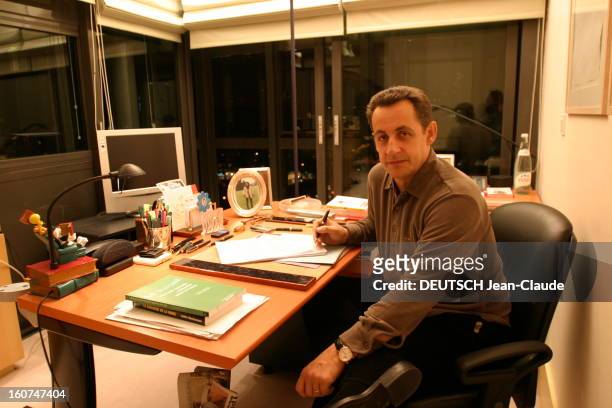Nicolas Sarkozy At The Ministry Of Finance. Nicolas SARKOZY travaillant dans son bureau privé, au ministère des Finances. Devant lui, une photo de sa...