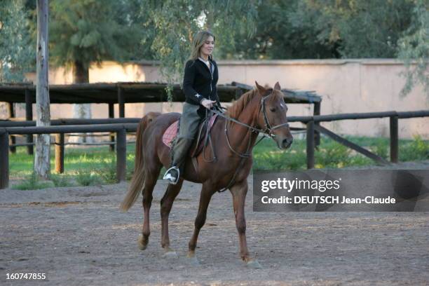 The 4th International Film Festival Of Marrakech. Mathilde SEIGNER faisant du cheval au Royal Club équestre de MARRAKECH.