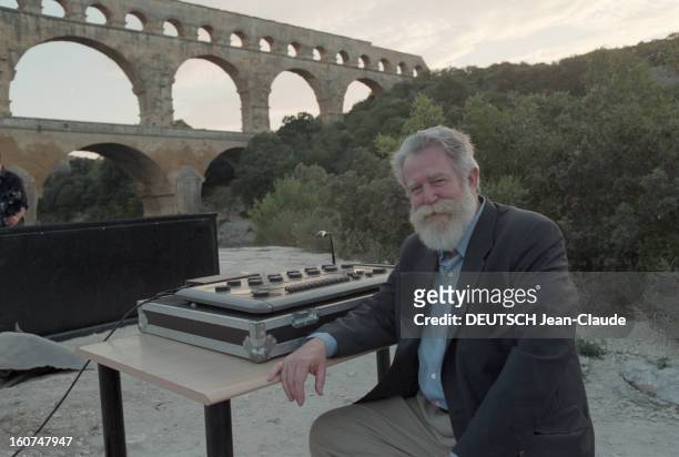 Le Pont Du Gard Lighted By American Artist James Turrell. L'artiste américain James TURRELL, utilise la lumière comme matériau pour ses oeuvres, en...