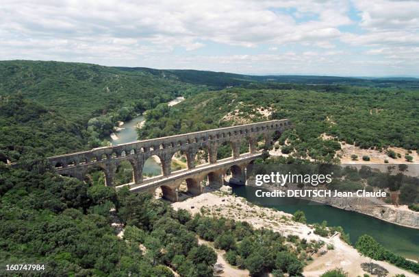 Le Pont Du Gard Lighted By American Artist James Turrell. L'artiste américain James TURRELL, utilise la lumière comme matériau pour ses oeuvres, en...