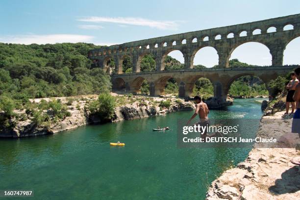 Le Pont Du Gard Lighted By American Artist James Turrell. L'artiste américain James TURRELL, utilise la lumière comme matériau pour ses oeuvres, en...