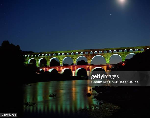 Le Pont Du Gard Lighted By American Artist James Turrell. L'artiste américain James TURRELL, utilise la lumière comme matériau pour ses oeuvres, en...