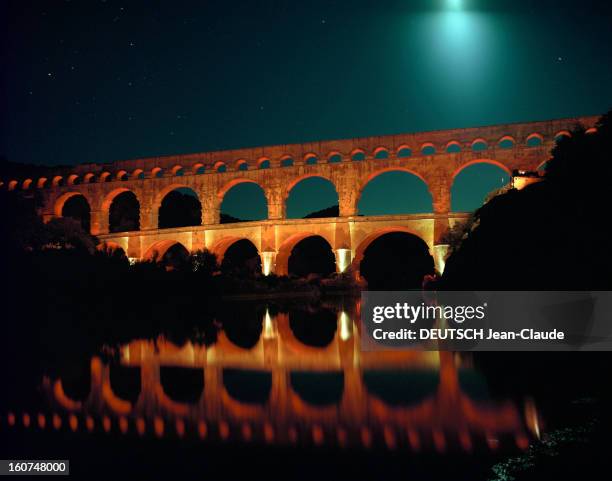 Le Pont Du Gard Lighted By American Artist James Turrell. L'artiste américain James TURRELL, utilise la lumière comme matériau pour ses oeuvres, en...