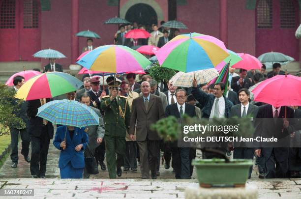 Official Visit Of Jacques Chirac In China. En octobre 2000, à l'occasion d'une visite officielle en CHINE, le président de la république française,...