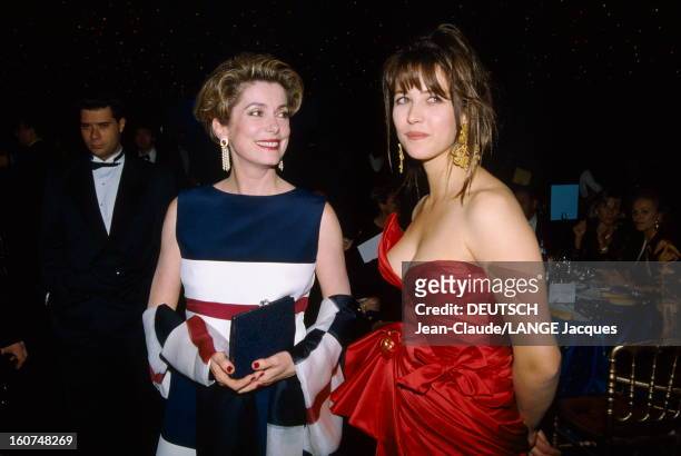 45th Cannes Film Festival 1992: Opening Dinner. Le 45ème Festival de CANNES se déroule du 7 au 18 mai 1992 : Catherine Deneuve souriante regardant...