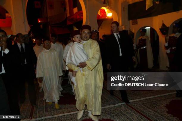 Circumcision Of The Crown Prince Of Morocco. Le roi MOHAMMED VI portant dans ses bras son fils le prince MOULAY HASSAN quittant la medina de FES..