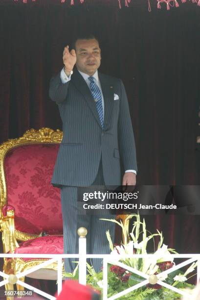 Circumcision Of The Crown Prince Of Morocco. Attitude du roi MOHAMMED VI debout à une tribune, saluant la foule, lors des cérémonies données pour la...