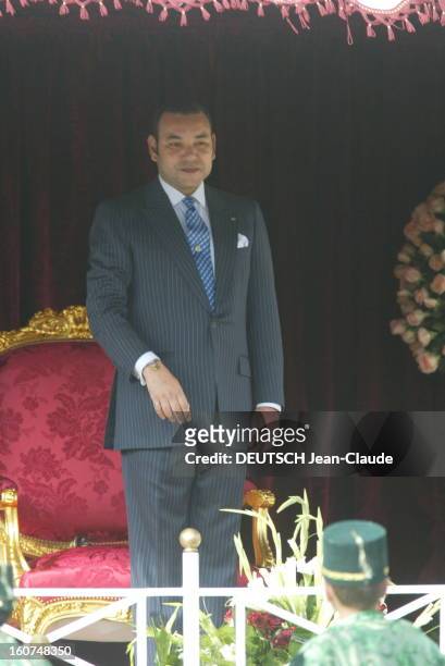 Circumcision Of The Crown Prince Of Morocco. Attitude du roi MOHAMMED VI se tenant debout à une tribune lors des cérémonies données pour la...