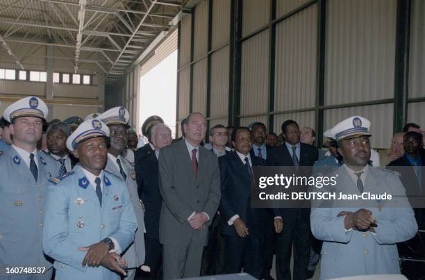 21st France-africa Summit In Yaoundé, Cameroon. Au Cameroun, à Yaoundé, du 17 au 19 janvier 2001, lors du 21ème sommet France-Afrique.Dans un hangar,...