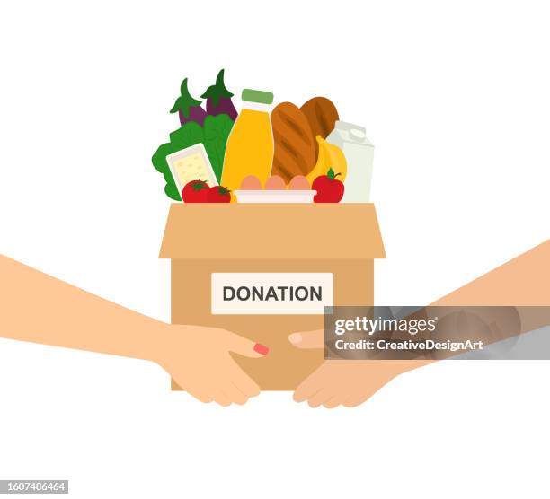 hände, die lebensmittelspendenbox halten. freiwilligenarbeit, wohltätigkeits- und unterstützungskonzept - spende für wohltätige zwecke stock-grafiken, -clipart, -cartoons und -symbole
