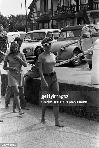 Brigitte Bardot In Deauville. Brigitte BARDOT se promenant pieds nus à Deauville. Août 1967.