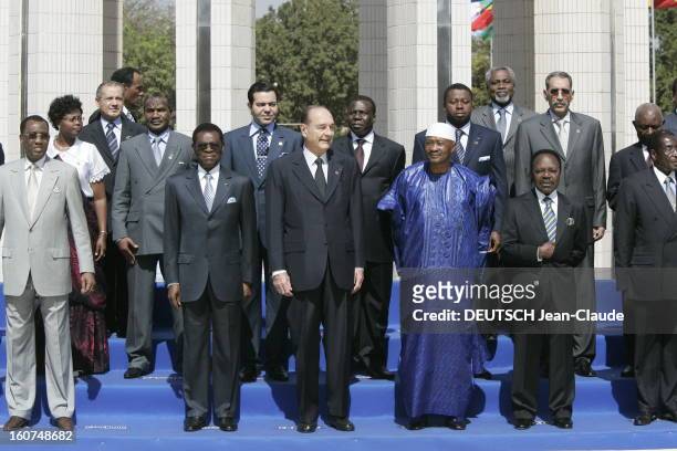 23rd France-africa Summit. Photo de groupe : Jacques CHIRAC posant avec des chefs d'Etat africains à BAMAKO dont le chef d'état malien Amadou TOUMANI...