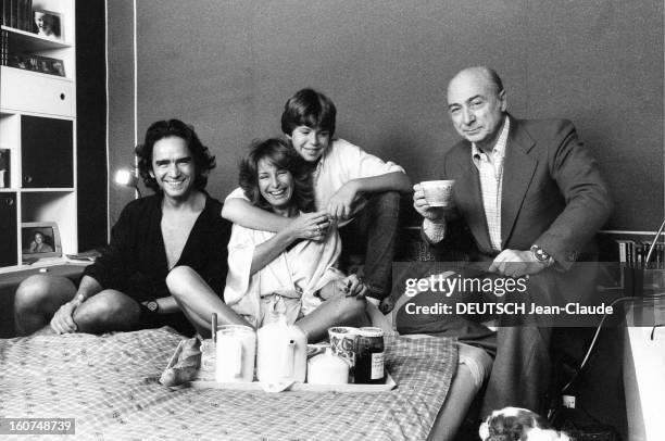 Gerard Oury With Family. Gérard OURY une tasse à la main, posant avec sa fille Danièle THOMPSON entourée de son compagnon Albert KOSKI, tous deux en...