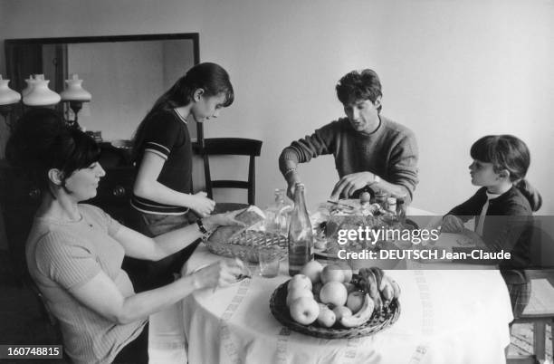 Rendezvous With Hugues Aufray. Hugues AUFRAY à table avec sa femme Hélène et ses deux filles Charlotte et Marie, en 1966.