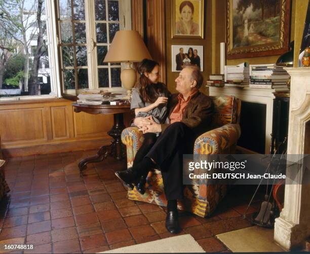 Rendezvous With Michel Serrault With Familly. Michel SERRAULT chez lui dans sa maison de Neuilly avec sa petite-fille Gwendoline, 6 ans et demi.