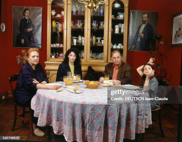 Rendezvous With Michel Serrault With Familly. Michel SERRAULT déjeunant dans la salle à manger de sa maison de Neuilly avec son épouse Nita, sa fille...