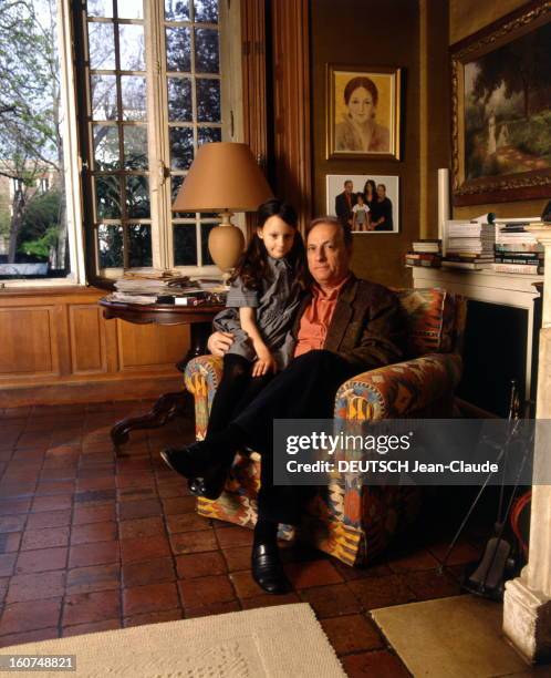Rendezvous With Michel Serrault With Familly. Michel SERRAULT chez lui à Neuilly avec sa petite-fille Gwendoline, 6 ans et demi.
