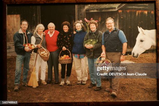 David Rockefeller Family Album. Richard, Margaret, Abby, Eileen et David Jr autour de leurs parents, David et Peggy ROCKEFELLER dans la ferme de...