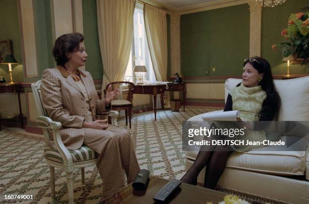 Suzanne Mubarak In Paris. Paris - 30 mars 2001 - Suzanne MOUBARAK, épouse du président égyptien, assise sur un fauteuil dans un salon, portant un...