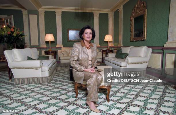 Suzanne Mubarak In Paris. Paris - 30 mars 2001 - Portrait de Suzanne MOUBARAK, épouse du président égyptien, assise sur un pouf dans un salon,...