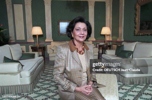 Suzanne Mubarak In Paris. Paris - 30 mars 2001 - Portrait de Suzanne MOUBARAK, épouse du président égyptien, assise sur un pouf dans un salon,...