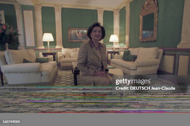 Suzanne Mubarak In Paris. Paris - 30 mars 2001 - Portrait de Suzanne MOUBARAK, épouse du président égyptien, assise sur un pouf dans un salon,...