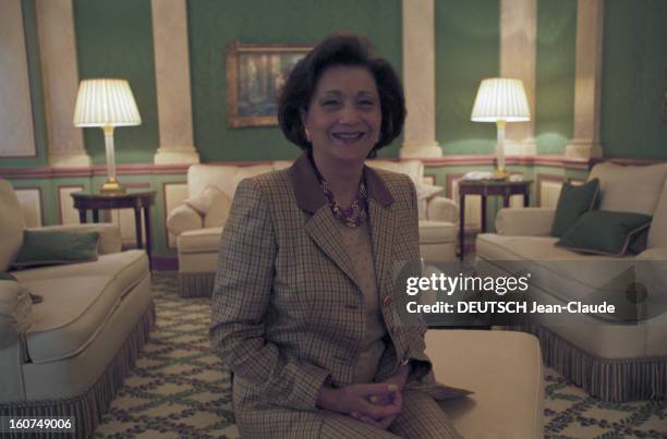 Suzanne Mubarak In Paris. Paris - 30 mars 2001 - Portrait de Suzanne MOUBARAK, épouse du président égyptien, souriante, assise sur un pouf dans un...