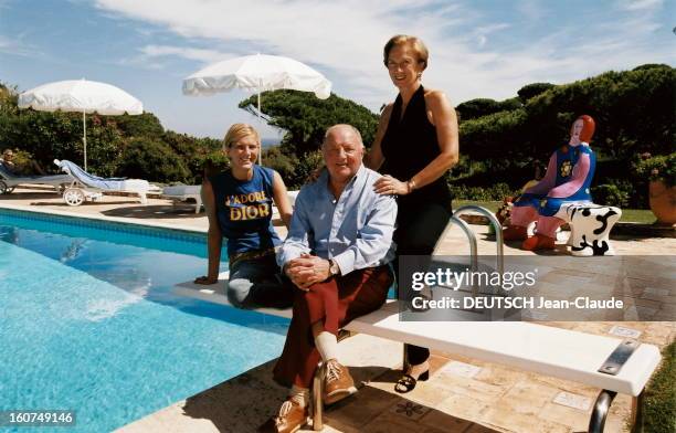 Rendezvous With Albert Frere With Family. Albert FRERE posant avec son épouse Christine et leur fille Ségolène au bord de la piscine de leur villa de...