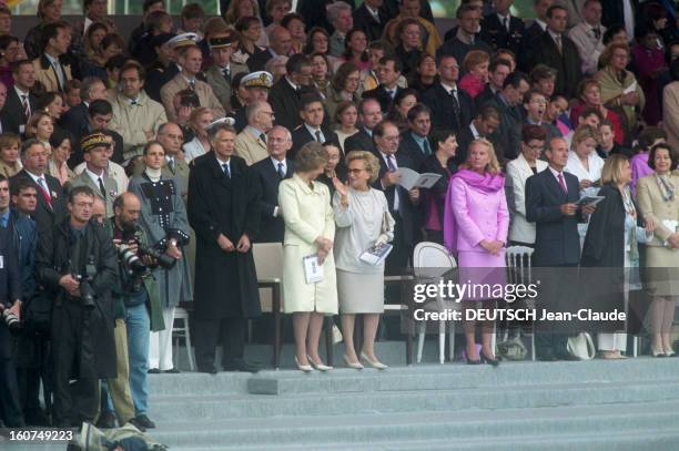 July 14th, 2001 Parade In Paris. A Paris, le 14 juillet 2001, Défilé sur les Champs Elysées, dans la tribune officielle, de gauche à droite : Mme DE...