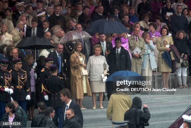 July 14th, 2001 Parade In Paris. A Paris, le 14 juillet 2001, Défilé sur les Champs Elysées, dans la tribune officielle, de gauche à droite : la...